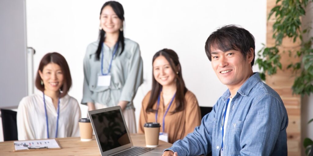 オフィスでチームがWeb制作の打ち合わせをしている様子