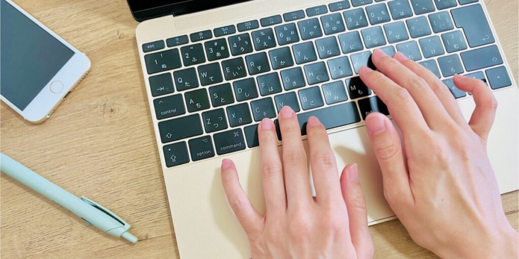 キーボードを入力するコーダーの手元のクローズアップ